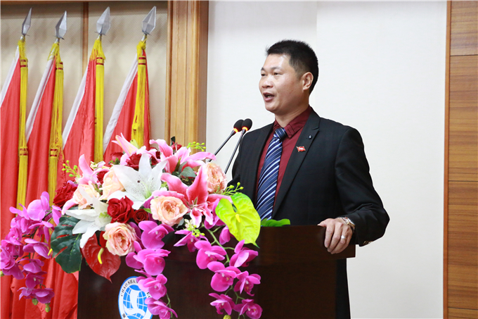 党委委员李育华同志主持