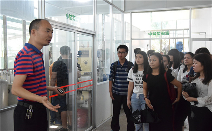 学生走入企业进行参观学习