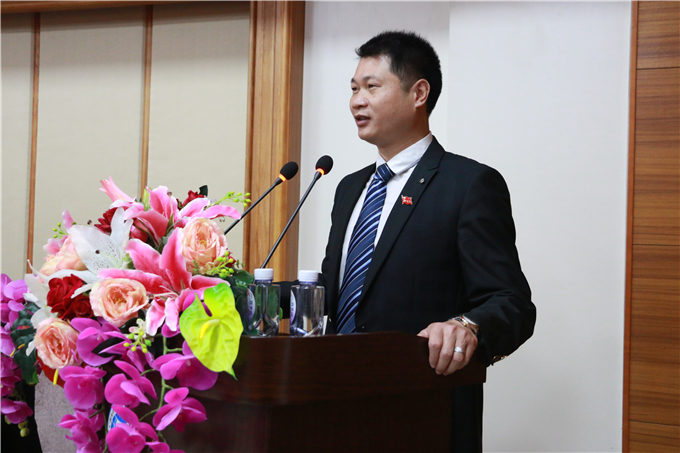 学院党委副书记李育华同志主持