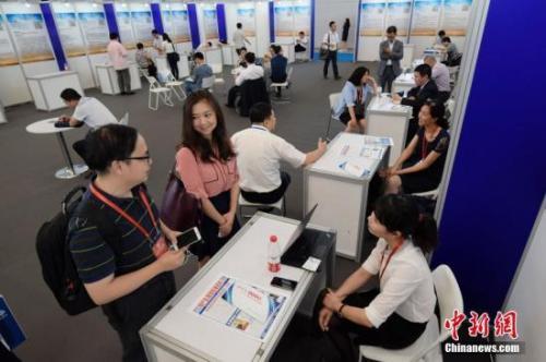 资料图：海外高层次人才暨创新项目对接洽谈会  中新社记者 佟郁 摄