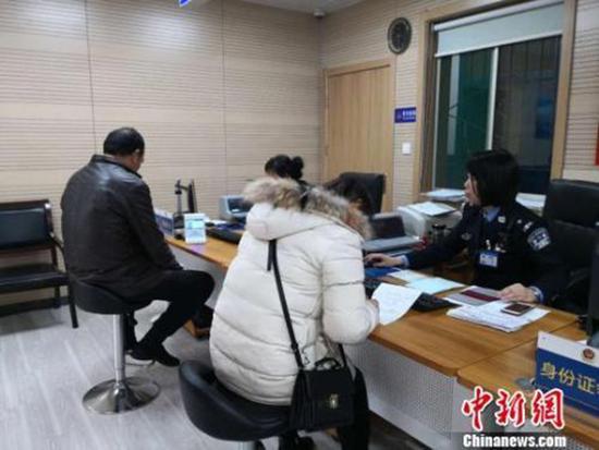 民众在西安西大街派出所户籍室办理相关业务。阿琳娜 资料图
