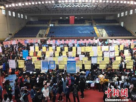 3月31日，太原理工大学举行2018届毕业生春季就业洽谈会，现场毕业生求职者人山人海。 杨静 资料图