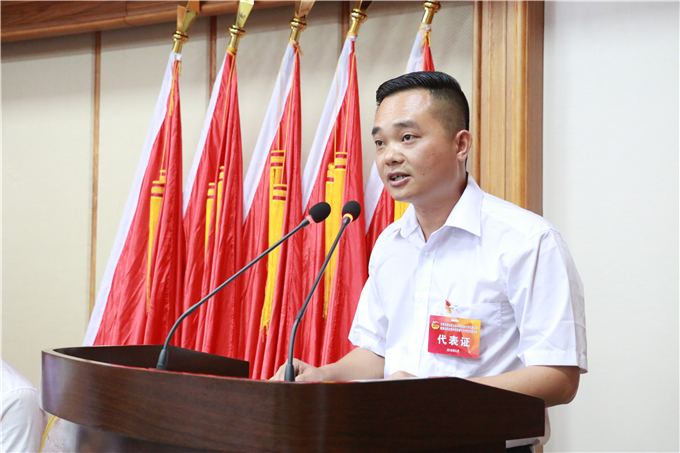 新一届团委委员、团委书记钟逍彬作团委会工作报告