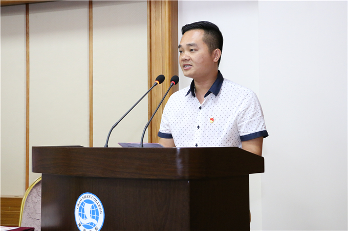 学生工作部部长钟逍彬主持
