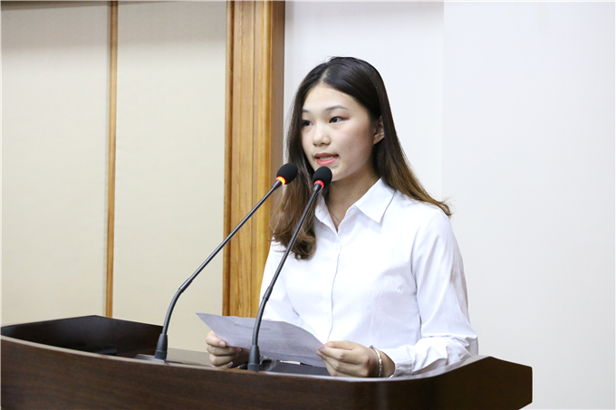 2016级获奖学生代表李妙虹同学发言