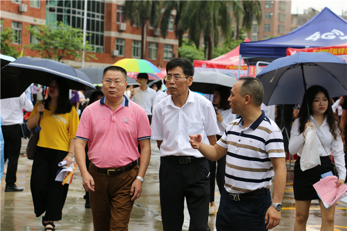 学院领导走访招聘摊位关心学生应聘情况