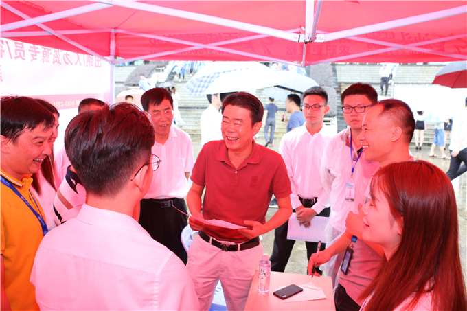 江少涛局长一行走访招聘摊位关心学生应聘情况