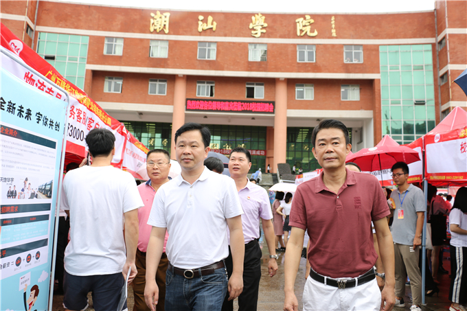 江少涛局长一行走访招聘摊位关心学生应聘情况