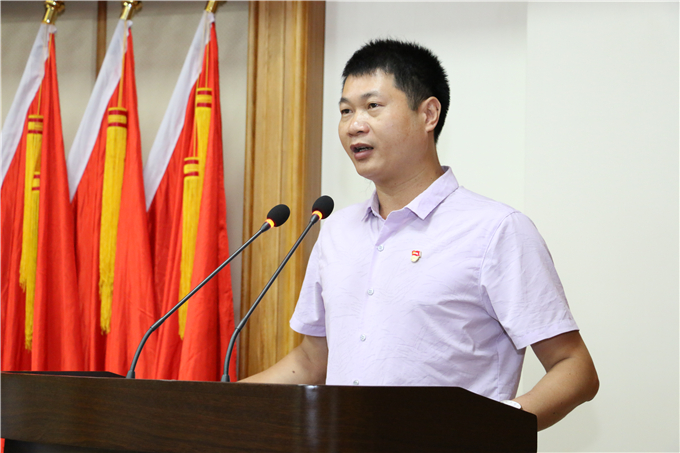 党委委员、学院党委副书记李育华同志主持
