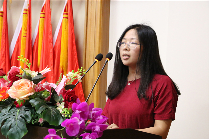 教师代表杨燕贤老师发言