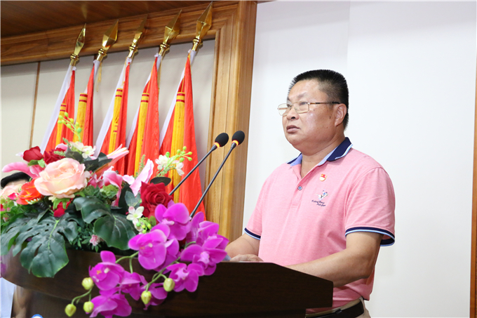 党委副书记罗文坤宣读优秀毕业生、优秀实习生、优秀创业生名单