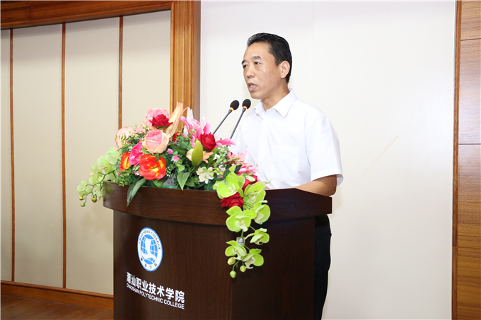 学院副院长魏跃进主持大会并在会上简要通报学院三年发展规划