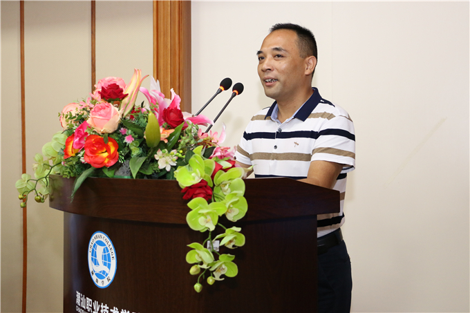 学院院长助理谢耿通报2018年招生录取情况及2018届毕业生就业情况