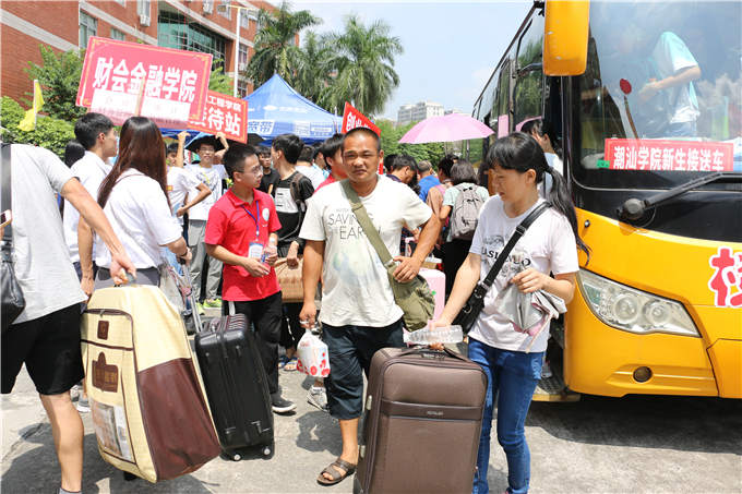 学院在普宁各大车站都设有校外接待站，仅7号当天校车来回接送新生超30多班次