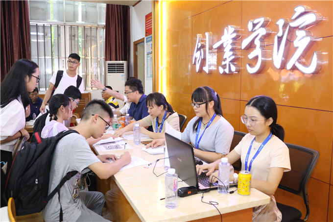 二级学院新生接待处，专业老师为新生答疑解惑