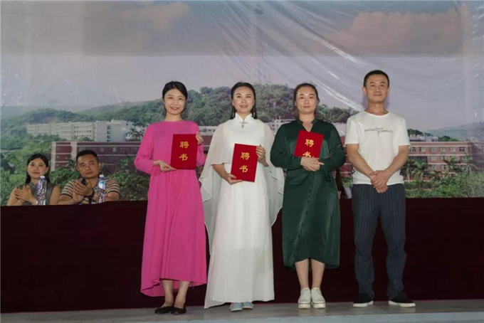 普宁茶文化协会黄泽雄会长向宁丹女士、薛卉女士、李静兰女士颁发指导老师聘书