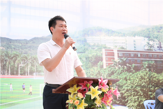 大会由党委副书记李育华同志主持