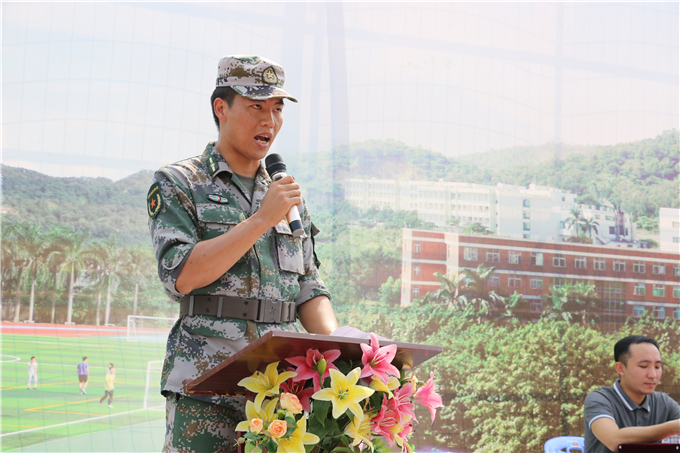 教官代表吴浩佳同志发言