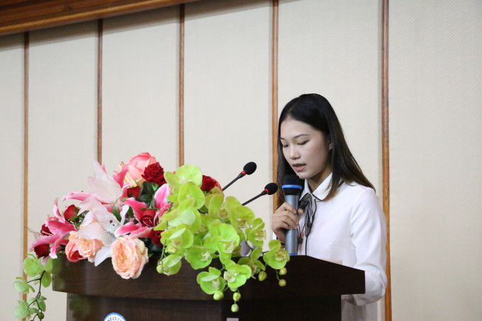 学生代表李妙虹发言