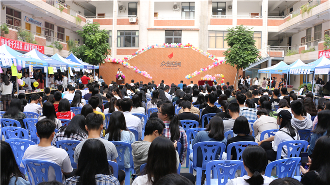 校内“校园拼优惠，电商购疯狂”线下活动现场