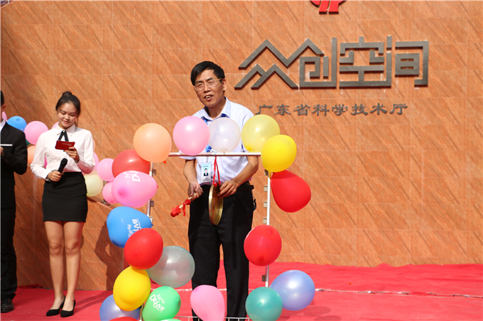 潮汕学院党委书记、执行院长齐广武教授在线下活动启动仪式上致辞并敲响敲响铜锣宣布活动开始