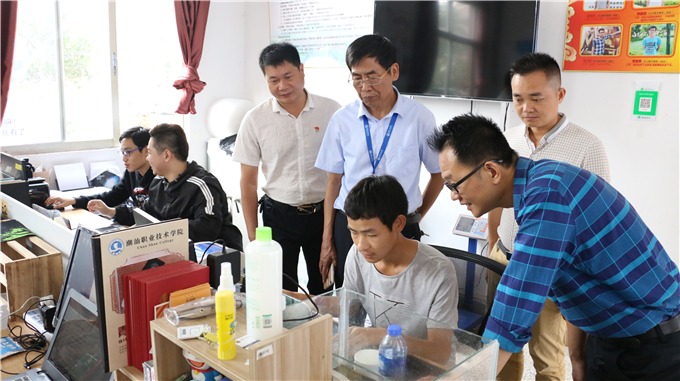 学院领导、老师关心询问校内创业学子创业情况