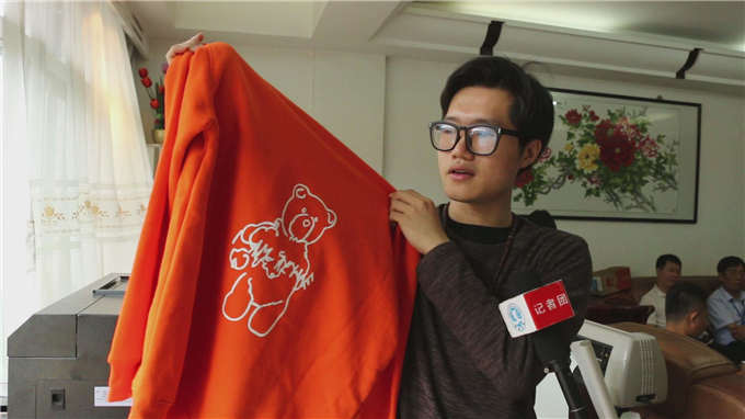 2015级电商专业肖建勋同学销售的是私人定制服装，在校期间就用淘宝店赚到的第一桶金采购了数万元的印花机