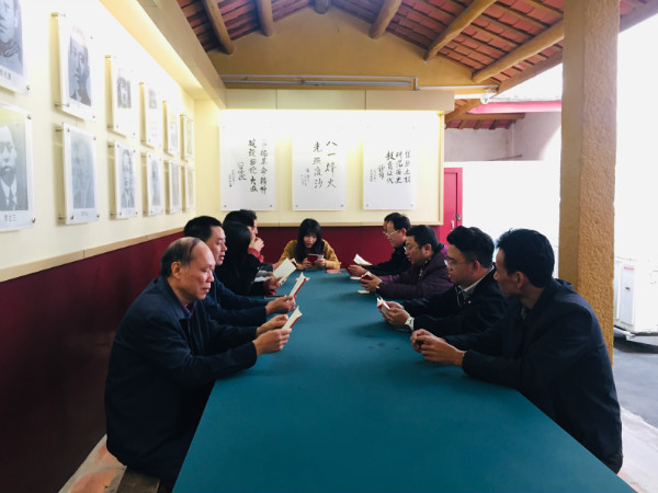 支部书记带领党员同志学习党章