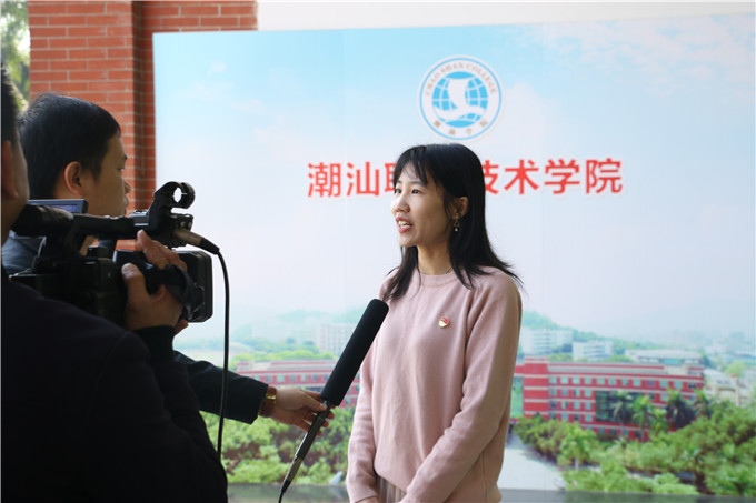 潮汕学院党委机关支部书记林浩君会后接受采访