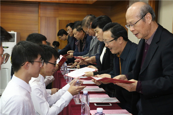 嘉宾领导为获奖同学颁奖