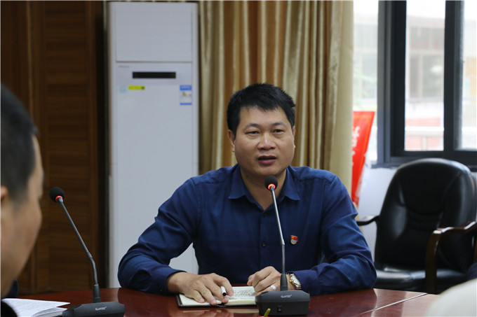 党委副书记李育华作汇报