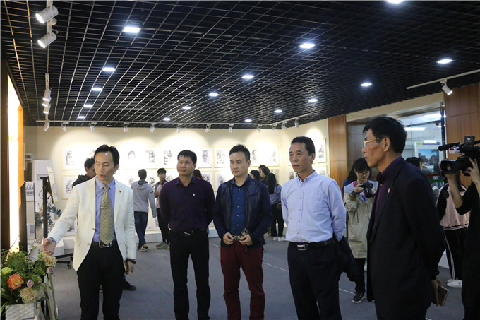 领导、嘉宾参观教学成果展览