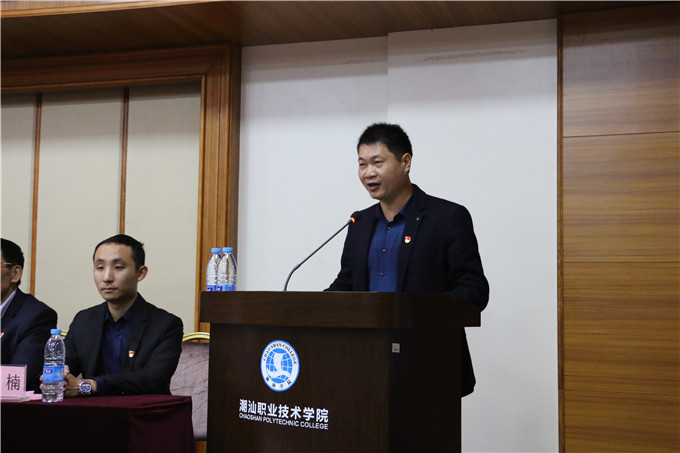 党委副书记李育华宣读  广东省科协《关于成立9001cc金沙以诚为本科学技术协会的批复》文件