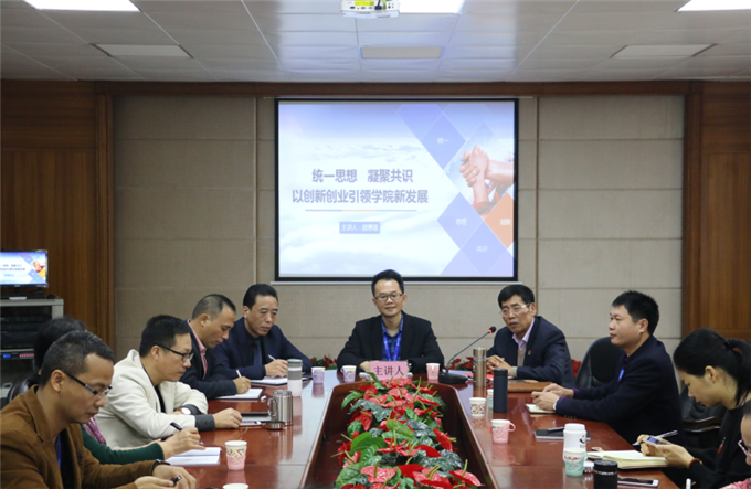 院长助理颜惠雄主讲