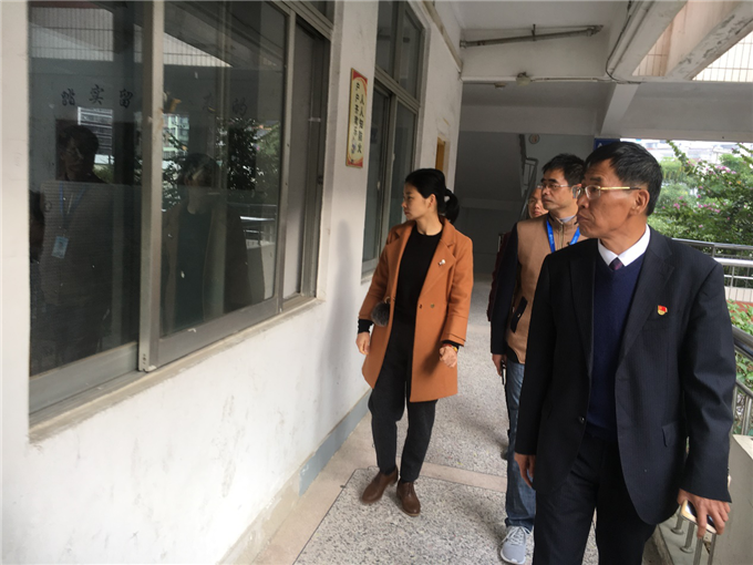 党委书记、执行院长齐广武带领大家巡查