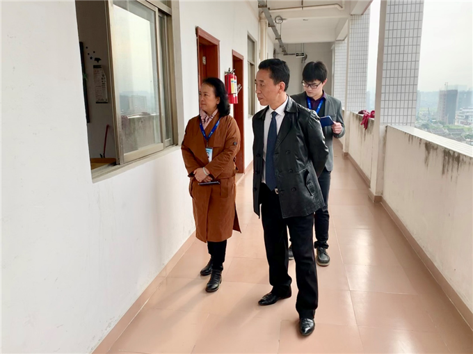 副院长魏跃进带领大家巡查