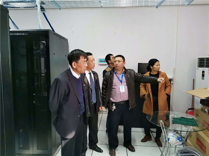 网络与图书服务中心主任廖绪州详细介绍网络设备运转情况