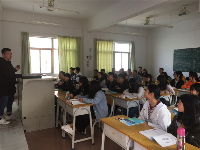 学生认真听讲