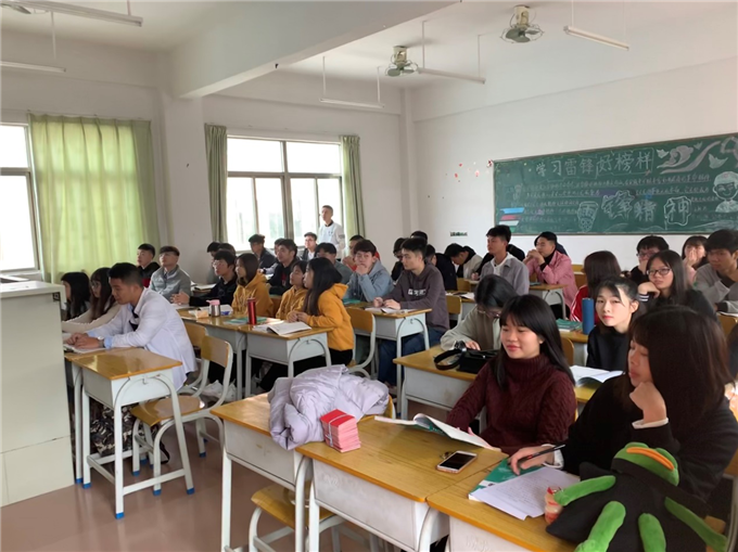 学生认真听讲