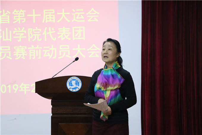 人文学院院长刘冰青主持会议