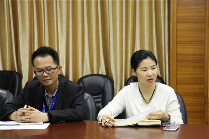 会议由教学管理部部长王燕娜主持
