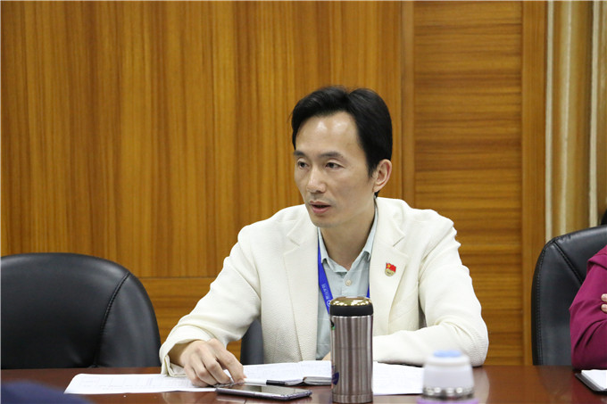 设计工程学院院长黄海宏作汇报