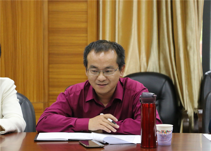 信息工程学院院长黄杰波作汇报