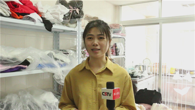 2015级电商专业林洁洪同学淘宝店销售的是家居服，客户群体是学生和上班族，每件衣服发出前她都会仔细检查，并赠送一些实用的小礼品，2018年“双十一”当天订单超过一千单