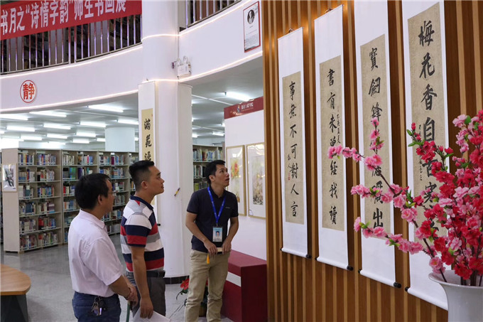 学院领导、各二级学院领导和老师移步至图书馆大厅参观书画展