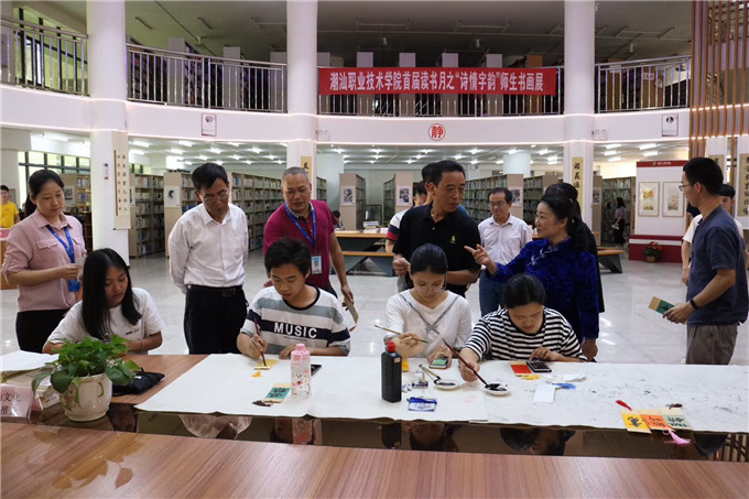 学院领导、各二级学院领导和老师移步至图书馆大厅参观书画展