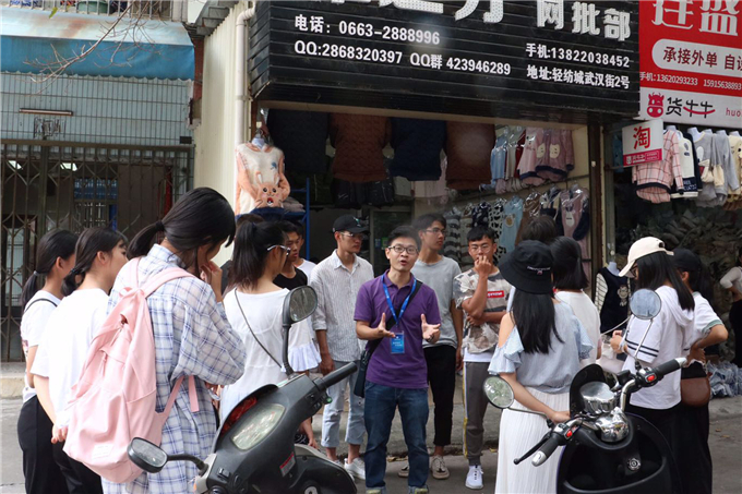 创业导师带领学生走访市场