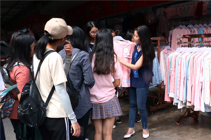 创业导师带领学生走访市场