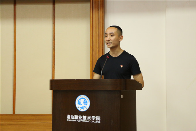 学工部副部长、团委副书记主持大会