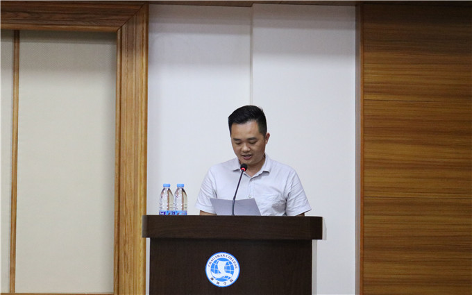 学工部部长、团委书记钟逍彬宣读表彰决定